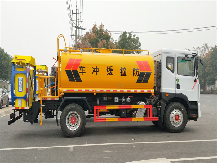 12方灑水防撞緩沖車(chē)